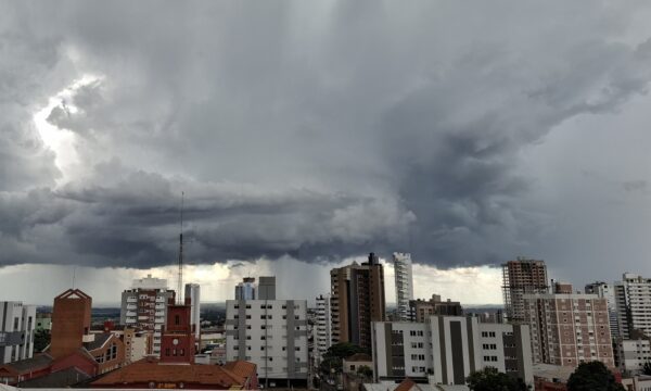 Frente fria leva temporais ao Paraná, Santa Catarina e Mato Grosso do Sul; tempo seco persiste no Centro-Oeste e Sudeste