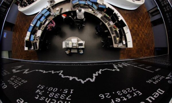 Bolsas da Europa encerram em direções opostas com incertezas sobre sanções ao Irã