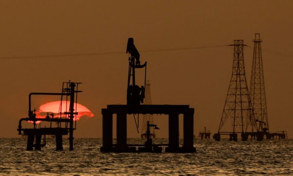 Especialistas questionam legalidade de acordo de petróleo entre EUA e Venezuela