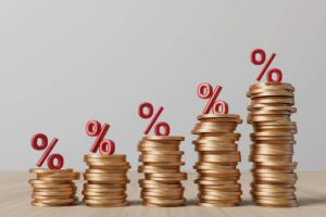 Taxas de juros curtas caem após Caged, mas longas avançam com Fed e fiscal