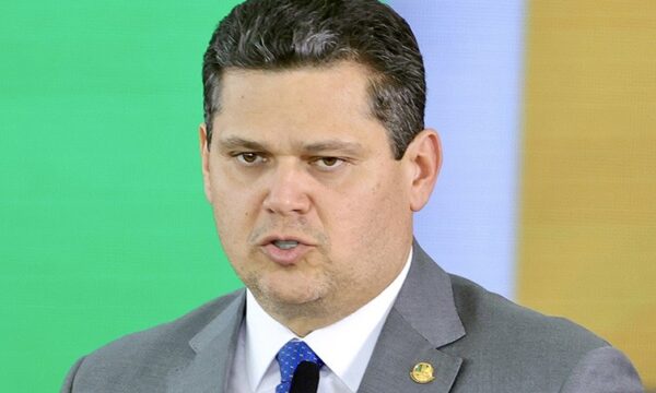 Alcolumbre diz não ver como normal a existência de 109 pedidos de impeachment de ministros do STF