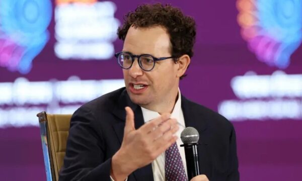 Após dono do Claude pedir freio no desenvolvimento de IA, Trump minimiza riscos, China vê ameaças e UE pede segurança
