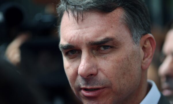 Flávio Bolsonaro viajou em 2025 em avião ligado a Vorcaro e advogado investigado por desvios no INSS