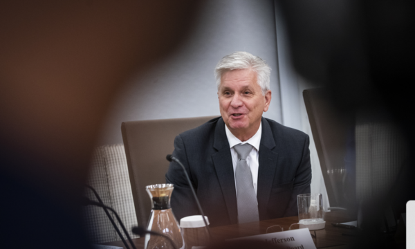 Diretor do Fed diz estar aberto a deixar juros inalterados se inflação recuar