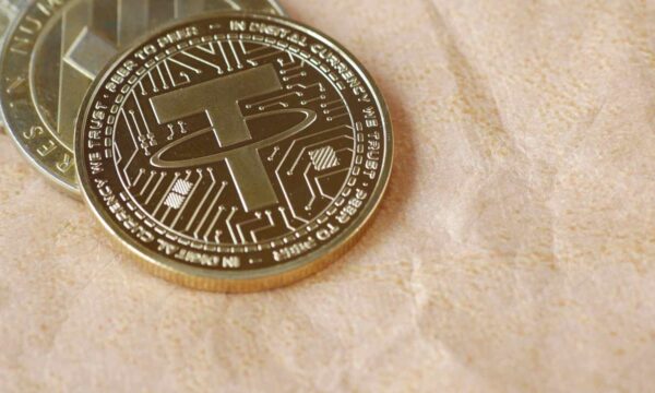 Cobrando R$ 1,6 bilhão do Banco Master, Tether tem fundos presos em outro banco alvo de confisco pelos EUA