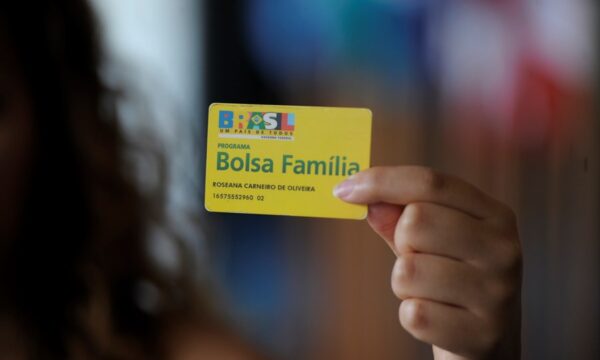 Bolsa Família: impacto do reajuste será de R$ 5,8 bi em 2026 e R$ 22,7 bi em 27 e 28