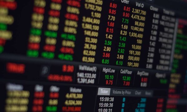 Bolsas da Europa fecham majoritariamente em queda com petróleo e IA no radar