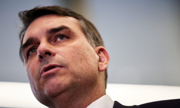 Boato sobre Flávio Bolsonaro e Nossa Senhora Aparecida viraliza e gera 181 mil comentários em 20 horas