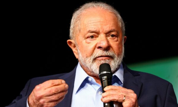 No rádio, Lula cita 6×1 para atacar Flávio; senador critica petista por fala sobre garis