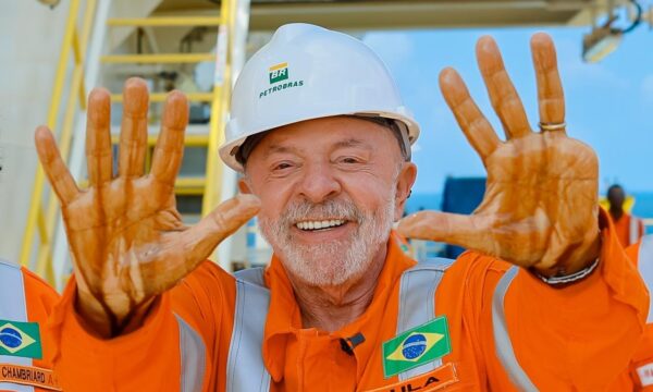 Lula assina decreto que reduz tributos sobre gasolina e MP que cria subsídio para diesel
