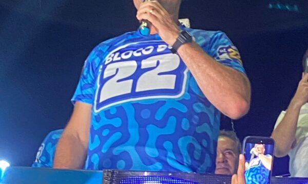 Votar em Lula é votar em Moraes, diz Flávio Bolsonaro em evento em Fortaleza