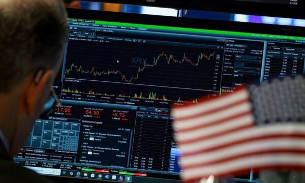 Wall Street cai com petróleo e nova liquidação no setor de IA após balanços de Meta e Tesla