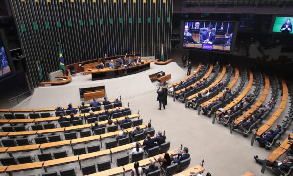Câmara dos Deputados abre concurso com salários acima de R$ 32 mil; veja vagas